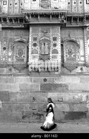 L'Inde, Rajasthan, Jaisalmer. Sur les murs extérieurs de la ville, le plus grand haveli street la vie continue normalement. Banque D'Images