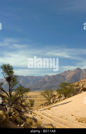 La Namibie, Damaraland, Brandberg Mountain. À la recherche de l'ouest au coucher du soleil vers le massif volcanique du Brandberg Mountain. Banque D'Images