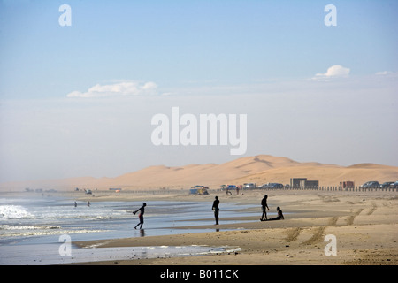 La Namibie, région d'Erongo, Swakopmund. Casting des pêcheurs locaux de la plage sur le près de Swakopmund sur la Côte des Squelettes. Banque D'Images
