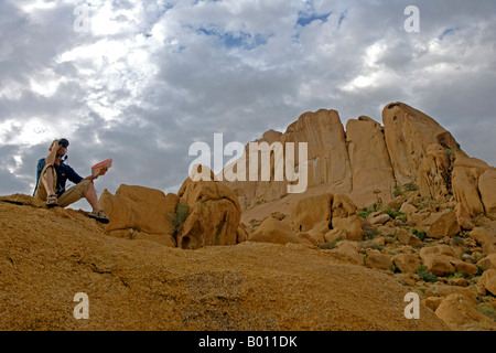 La Namibie, Désert du Namib, Spitzkoppe Mountain. Une aventure de la Course(Marshall siège avec un talkie walkie, jumelles et de la carte. Banque D'Images