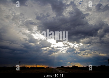 La Namibie, région d'Erongo, Okahandja. L'accumulation de nuages de pluie pendant la saison des pluies sur le principal axe routier nord-sud en Namibie. Banque D'Images