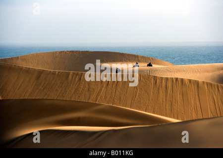 La Namibie, région d'Erongo, Swakopmund. Tous les jours des visites amènent les touristes en quad entre la vallée et les montagnes de dunes de sable. Banque D'Images