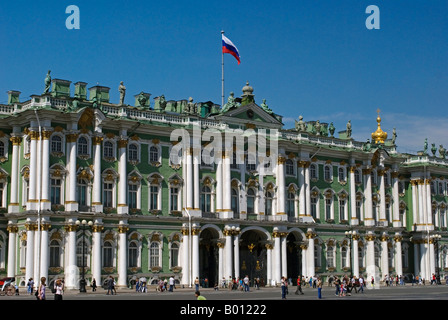 La Russie, Moscou, le Kremlin. La Cathédrale de l'Annonciation, (Blagoveshchenskiy sobor), détail de la dômes dorés. Ce fut une église privée si les grands ducs et des tsars. La structure existante a été érigé en 1448-49 mais fut gravement endommagée en 1547 et restauré à nouveau en 1562-64. Lorsque Ivan le Terrible marié pour la quatrième fois, contraire aux règles de la foi orthodoxe, qui a permis onlt trois mariages, une quatrième galerie couverte a été ajouté en 1572 à l'angle nord-est. C'est la plus petite des trois cathederals au Kremlin mais le plus fleuri. Banque D'Images