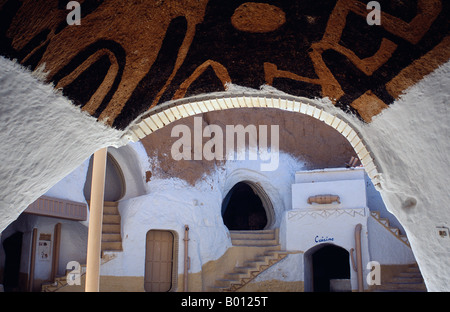 La Tunisie, Matmata. Converti de l'un de la célèbre fosse troglodyte-homes, est l'hôtel Sidi Driss. Banque D'Images