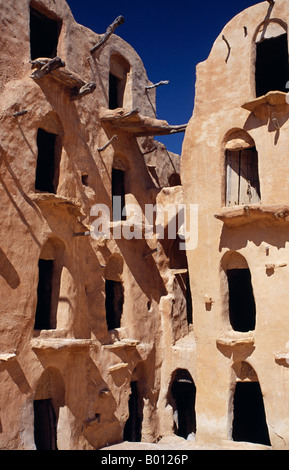 La Tunisie, Djebel Abiadh. Ce bâtiment restauré du ksar, ou grenier fortifié, est parmi les plus beaux exemples de l'architecture. Banque D'Images