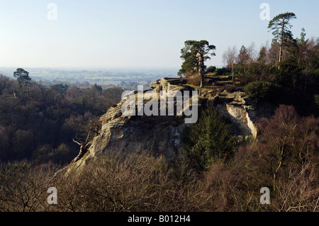 L'Angleterre, Shropshire, Hawkstone Park. Le parc offre des promenades le long d'une série de falaises de grès et avec une richesse de folies. Banque D'Images