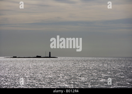 L'Islande, Reykjavik. Un brise-lames et de l'île à basse altitude, protégé par une marque phare le canal en eau profonde dans le port de Reykjavik. Banque D'Images