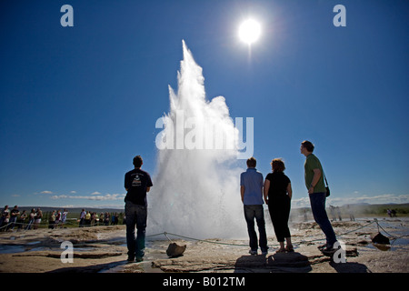 L'Islande. Geysir (parfois appelé le Grand Geyser), dans la vallée de Haukadalur, est le plus vieux geyser. Banque D'Images