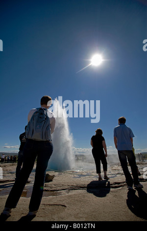 L'Islande. Geysir (parfois appelé le Grand Geyser), dans la vallée de Haukadalur, est le plus vieux geyser. Banque D'Images