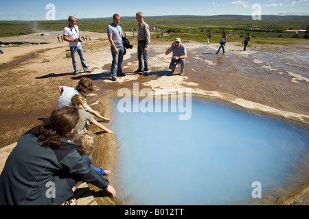 L'Islande. Geysir (parfois appelé le Grand Geyser), dans la vallée de Haukadalur, est le plus vieux geyser. Banque D'Images