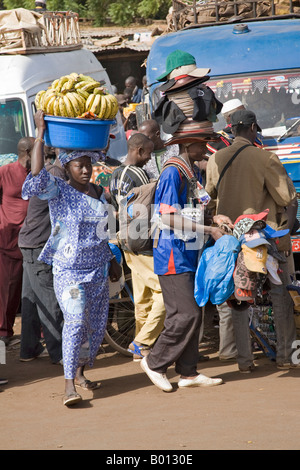 Mali, Bamako. Les vendeurs sont dans l'une des stations de bus du pays de Bamako où des véhicules chargés partir pour diverses destinations. Banque D'Images