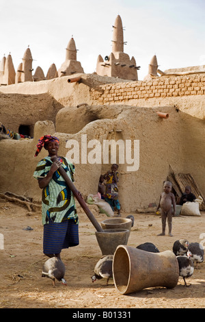 Mali, Sirimou. Une scène à l'intérieur du village Bozo de Sirimou avec la belle de boue-construit le Soudan-mosquée de style dans l'arrière-plan Banque D'Images