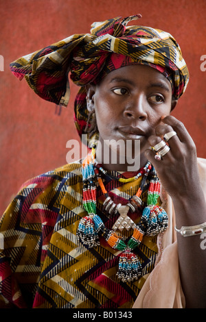 Mali, Gao. Une femme au marché Songhay de Gao avec des colliers typiques de sa tribu. Banque D'Images