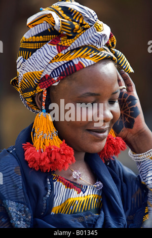 Mali, Gao. Un Songhay femme à Gao avec beaded tassles de marché et un modèle dans le henné sur la main gauche. Banque D'Images