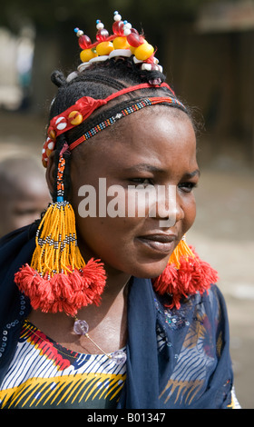 Mali, Gao. Une femme au marché Songhay de Gao avec une coiffure typique de sa tribu. Banque D'Images