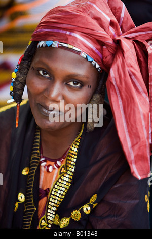 Mali, Gao. Une femme au marché Songhay de Gao avec une coiffure typique de sa tribu. Banque D'Images