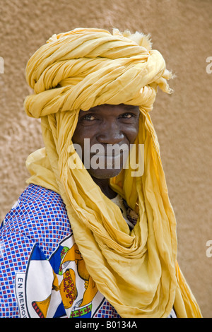 Mali, Gao. Un homme au marché Songhay de Gao avec un turban jaune vif. Banque D'Images