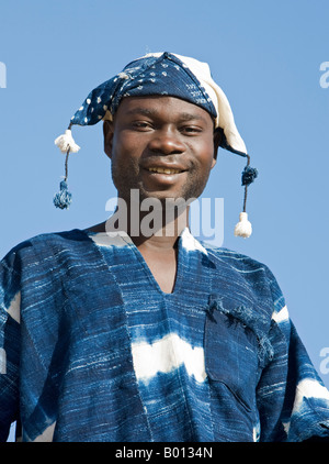 Mali, Pays Dogon, Sangha. Un jeune homme vêtu de vêtements dogons. L'inhabituelle hat est particulier au peuple Dogon. Banque D'Images