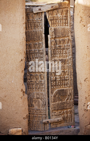 Le Mali, Pays Dogon. Une vieille porte Dogon finement sculpté d'une maison traditionnelle à Sangha, un joli village Dogon. Banque D'Images