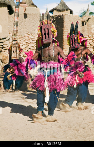 Mali, Pays Dogon, Tereli. Danseurs masqués portant le masque en prestation au village Dogon de Tereli. Banque D'Images