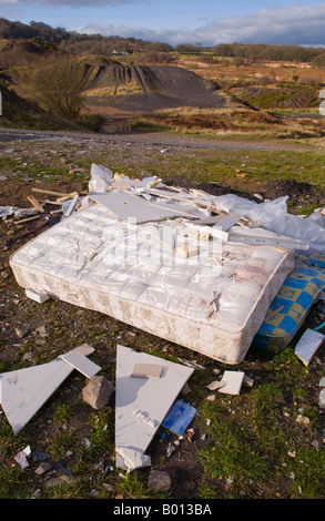 Builders décombres et déchets domestiques en faisant campagne dans Torfaen South Wales UK UE Banque D'Images