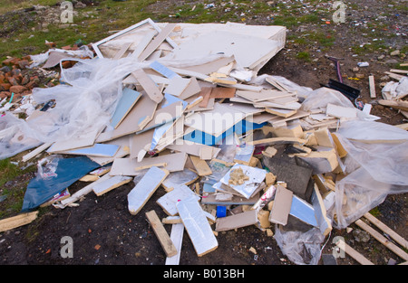 Builders décombres et déchets domestiques en faisant campagne dans Torfaen South Wales UK UE Banque D'Images