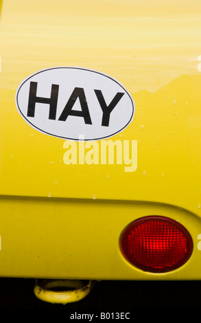 HAY signe sur VW Coccinelle jaune à Hay-on-Wye Powys Pays de Galles UK UE Banque D'Images