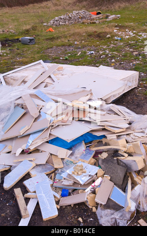 Builders décombres et déchets domestiques en faisant campagne dans Torfaen South Wales UK UE Banque D'Images