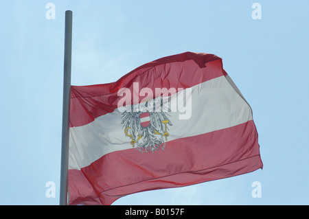 Drapeau national autrichien avec armoiries Banque D'Images