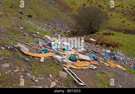 Builders décombres et déchets domestiques en faisant campagne dans Torfaen South Wales UK UE Banque D'Images