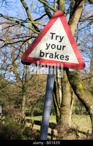 Essayez vos freins UK triangle road sign post. Banque D'Images