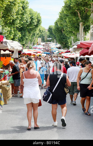 Marché de la Provence; quelques boutiques dans les rues bondées du marché de Lorgues, Provence, France, Europe Banque D'Images