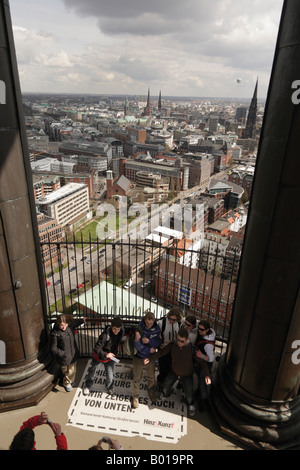 Allemagne, Hambourg : Les adolescents qui pose pour des photos sur la plate-forme panoramique de la Cathédrale Saint Michel Banque D'Images