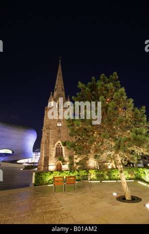Ville de Birmingham, en Angleterre. Vue nocturne de l'église St Martin à l'Selfridges Birmingham Bullring avec en arrière-plan. Banque D'Images