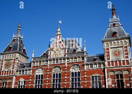 La façade de la gare centrale stationsplein Amsterdam Pays-Bas Hollande du Nord Europe Banque D'Images