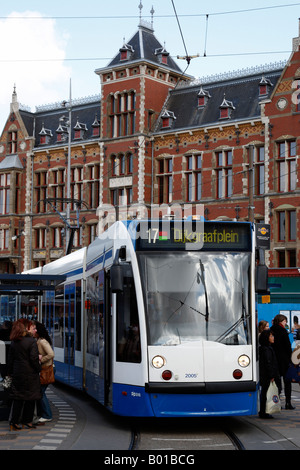 Les trams desservent la gare à l'extérieur de la Stationsplein Amsterdam Pays-Bas Hollande du Nord Europe Banque D'Images