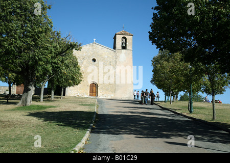 L'approche de touristes l'église de St Denis dans le village de Tourtour, Provence, France Banque D'Images