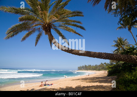 Couple on beach Sunset Beach North Shore Oahu Hawaii Banque D'Images
