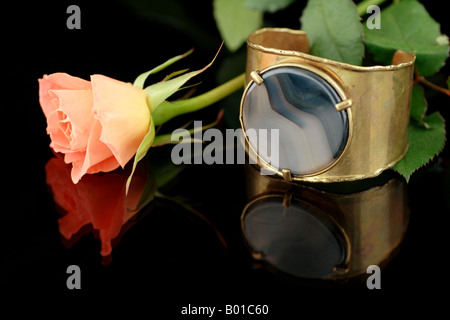 Bracelet et rose foncé sur fond lumineux Banque D'Images