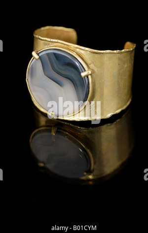 Bracelet sur fond sombre Banque D'Images