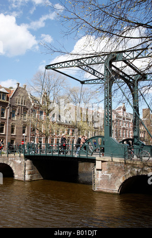 Sur le pont levant du canal kloveniersburgwal au sein de l'université district Amsterdam Pays-Bas Hollande du Nord Europe Banque D'Images