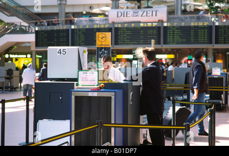 5 septembre 2003 - Contrôle de sécurité des bagages au Terminal 4 de l'aéroport d'Hambourg en Allemagne. Banque D'Images