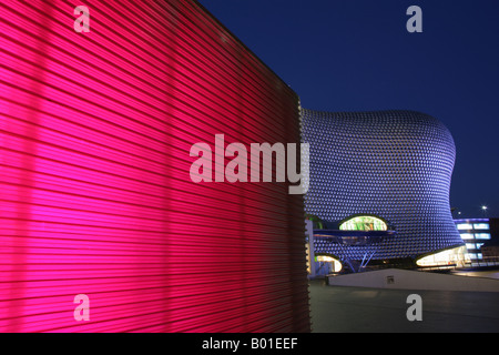 Ville de Birmingham, en Angleterre. Vue de la nuit de la St Martin's art carrés d'eau avec Selfridges en arrière-plan. Banque D'Images