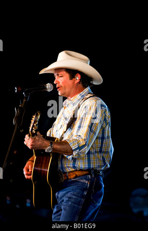 Tracy Byrd concert côté. La chanteuse country western sur scène. Banque D'Images