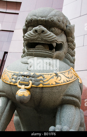 Les pierres décoratives oriental lion qui monte la garde à l'entrée Banque D'Images