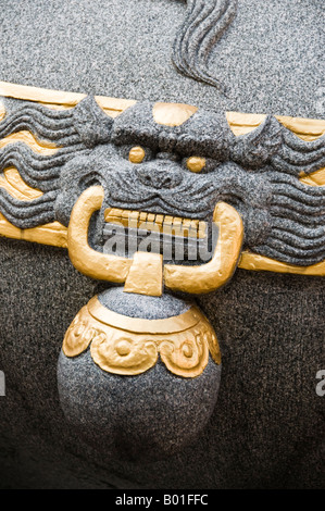 Les pierres décoratives oriental lion qui monte la garde à l'entrée Banque D'Images