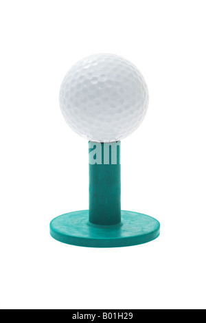 Balle de Golf sur tee en caoutchouc vert isolé sur fond blanc Banque D'Images