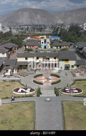 Vue du haut du monument la mitad del mundo, Equateur, la ligne marquant l'equateur Banque D'Images