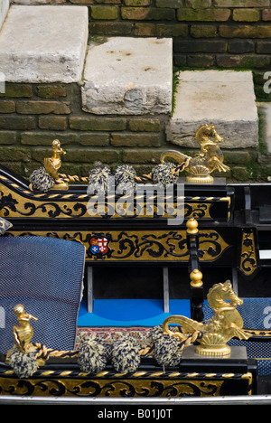 Venise, Vénétie. L'Italie. Détail de Gondola amarrés dans le canal. Étapes suivantes Banque D'Images