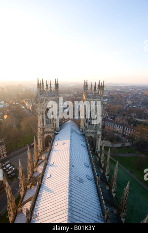 Les tours de l'ouest de York Minster dans York North Yorkshire Angleterre Banque D'Images